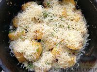 Фото приготовления рецепта: Жареная отварная картошка с сыром - шаг №11