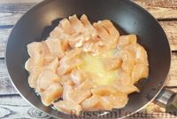 Фото приготовления рецепта: Картошка, тушенная с курицей и сливками - шаг №3