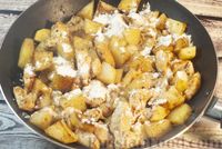 Фото приготовления рецепта: Картошка, тушенная с курицей и сливками - шаг №8