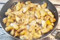 Фото приготовления рецепта: Картошка, тушенная с курицей и сливками - шаг №9