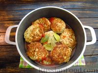 Фото приготовления рецепта: Котлеты из гречки с куриным фаршем в томатном соусе - шаг №12