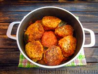 Фото приготовления рецепта: Котлеты из гречки с куриным фаршем в томатном соусе - шаг №13