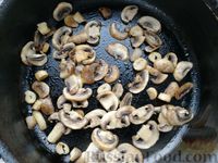 Фото приготовления рецепта: Булгур с грибами, кукурузой и зелёным горошком (на сковороде) - шаг №2