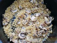 Фото приготовления рецепта: Булгур с грибами, кукурузой и зелёным горошком (на сковороде) - шаг №3