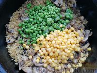 Фото приготовления рецепта: Булгур с грибами, кукурузой и зелёным горошком (на сковороде) - шаг №4