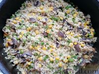 Фото приготовления рецепта: Булгур с грибами, кукурузой и зелёным горошком (на сковороде) - шаг №6