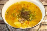 Фото приготовления рецепта: Куриный суп с лапшой и яйцом - шаг №14