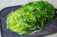 Фото приготовления рецепта: Салат с куриными сердечками, пекинской капустой, помидором и зелёным горошком - шаг №5