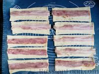 Фото приготовления рецепта: Закусочные палочки-спиральки из слоёного теста с беконом (в духовке) - шаг №6