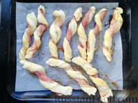 Фото приготовления рецепта: Закусочные палочки-спиральки из слоёного теста с беконом (в духовке) - шаг №9