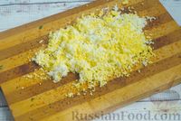 Фото приготовления рецепта: Салат с плавленым сыром, яйцами и чесноком - шаг №3