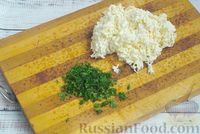 Фото приготовления рецепта: Салат с плавленым сыром, яйцами и чесноком - шаг №4