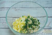 Фото приготовления рецепта: Салат с плавленым сыром, яйцами и чесноком - шаг №5