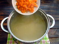 Фото приготовления рецепта: Суп «Рыжик» с жареной вермишелью (без зажарки) - шаг №11