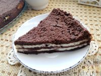 Фото к рецепту: Насыпной шоколадный пирог с творожной прослойкой