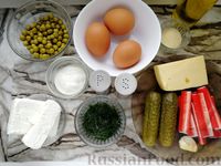 Фото приготовления рецепта: Яичный рулет с крабовыми палочками, солёными огурцами и горошком - шаг №1