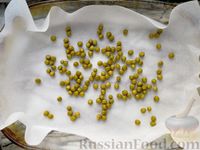 Фото приготовления рецепта: Яичный рулет с крабовыми палочками, солёными огурцами и горошком - шаг №8