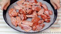 Фото приготовления рецепта: Запечённые куриные крылышки в духовке - шаг №11