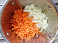 Фото приготовления рецепта: Индейка, тушенная с овощами в томатном соусе - шаг №2