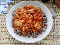 Фото приготовления рецепта: Индейка, тушенная с овощами в томатном соусе - шаг №7