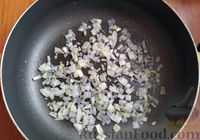 Фото приготовления рецепта: Морепродукты в сметанном соусе с луком и чесноком - шаг №3