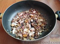 Фото приготовления рецепта: Морепродукты в сметанном соусе с луком и чесноком - шаг №4