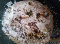Фото приготовления рецепта: Морепродукты в сметанном соусе с луком и чесноком - шаг №6