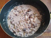 Фото приготовления рецепта: Морепродукты в сметанном соусе с луком и чесноком - шаг №7