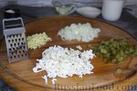 Фото приготовления рецепта: Картофель, запечённый в сливочно-сырном соусе с солёными огурцами - шаг №3