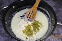 Фото приготовления рецепта: Картофель, запечённый в сливочно-сырном соусе с солёными огурцами - шаг №6