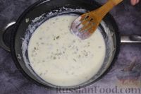 Фото приготовления рецепта: Картофель, запечённый в сливочно-сырном соусе с солёными огурцами - шаг №7