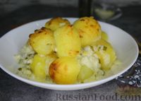 Фото приготовления рецепта: Картофель, запечённый в сливочно-сырном соусе с солёными огурцами - шаг №11