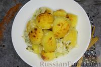 Фото приготовления рецепта: Картофель, запечённый в сливочно-сырном соусе с солёными огурцами - шаг №12