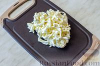 Фото приготовления рецепта: Салат из стручковой фасоли с плавленым сыром и яйцами - шаг №4