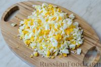 Фото приготовления рецепта: Салат из стручковой фасоли с плавленым сыром и яйцами - шаг №6