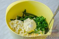 Фото приготовления рецепта: Салат из стручковой фасоли с плавленым сыром и яйцами - шаг №8