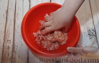 Фото приготовления рецепта: Биточки из фарша с помидорами и сыром - шаг №3