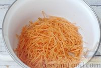 Фото приготовления рецепта: Салат из пекинской капусты с морковью и медово-соевой заправкой - шаг №3