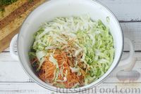 Фото приготовления рецепта: Салат из пекинской капусты с морковью и медово-соевой заправкой - шаг №7