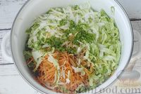 Фото приготовления рецепта: Салат из пекинской капусты с морковью и медово-соевой заправкой - шаг №8
