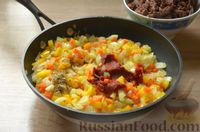 Фото приготовления рецепта: Томатный суп с фаршем и овощами - шаг №6