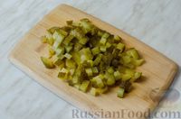 Фото приготовления рецепта: Картофельный салат с маринованными шампиньонами и солёными огурцами - шаг №3