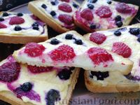 Фото приготовления рецепта: Ленивые "ватрушки" из хлеба с творогом и ягодами - шаг №8