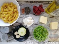 Фото приготовления рецепта: Макароны с зелёным горошком в томатно-сырном соусе - шаг №1