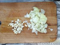 Фото приготовления рецепта: Макароны с зелёным горошком в томатно-сырном соусе - шаг №3