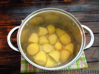 Фото приготовления рецепта: Картофельные клёцки с жареным луком - шаг №3