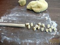 Фото приготовления рецепта: Картофельные клёцки с жареным луком - шаг №12
