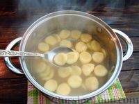 Фото приготовления рецепта: Картофельные клёцки с жареным луком - шаг №16