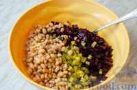 Фото приготовления рецепта: Салат со свёклой, консервированной фасолью, солёными огурцами и сухариками - шаг №6