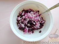 Фото приготовления рецепта: Салат из свёклы с восточным вкусом - шаг №5